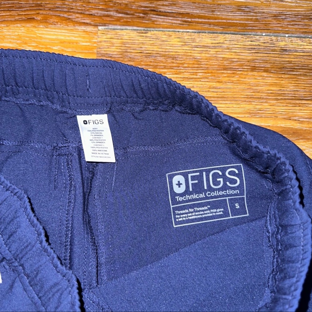 LIKE NEW Figs Women’s Scrubs Joggers Pants - Picture 4 of 4